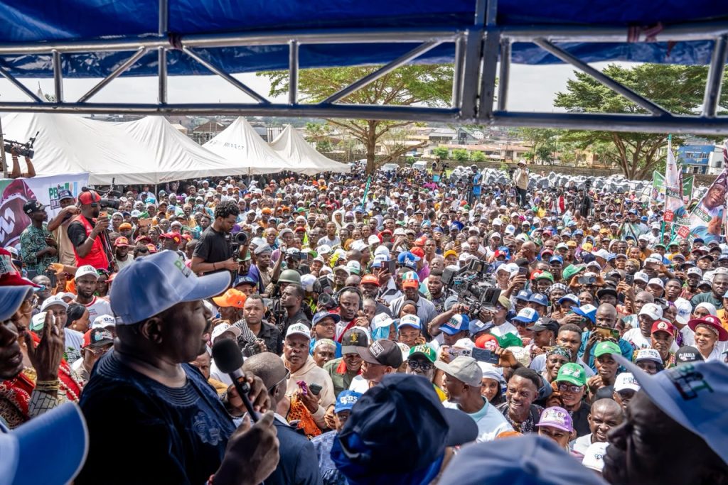 Alli Pledges Autonomy for Oyo LGs, LCDAs from Day one as Tompolo Donates 32 Campaign Vehicles